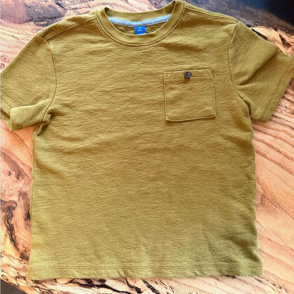 Cute boys pocket tee in size 6–7 💛